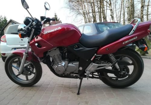 Внешний облик дорожного мотоцикла Honda CB 500 вишневого цвета