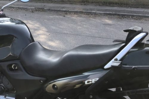 Широкое сидение с кожаной обивкой на мотоцикле Honda CB 500