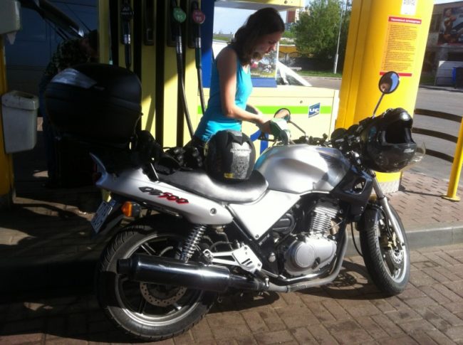 Заправка качественным бензином топливного бака мотоцикла Honda CB 500