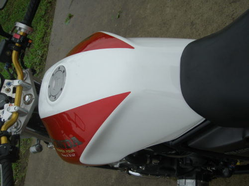 Бело-красная расцветка бензобака мотоцикла Honda CB 1000 дорожного класса