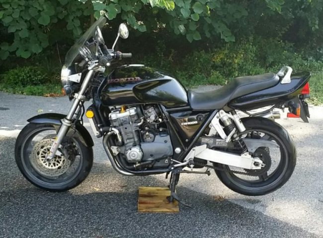 Черная окраска мотоцикла модели Honda CB 1000 с ветровым стеклом