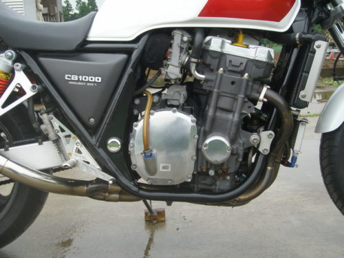 Блестящая крышка сцепления на двигателе мотоцикла Honda CB 1000