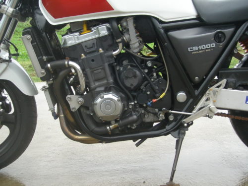 Четырехцилиндровый двигатель на японском мотоцикле Honda CB 1000
