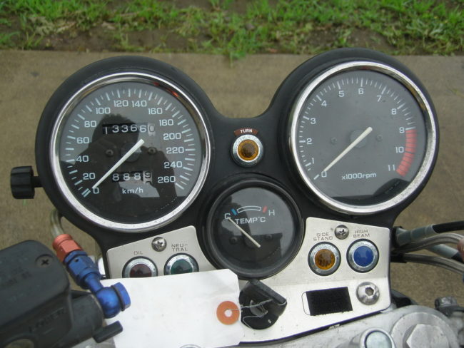 Аналоговые приборы на передней панели спортивного нейкеда Honda CB 1000