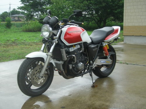 Красно-белая раскраска популярного мотоцикла Honda CB 1000