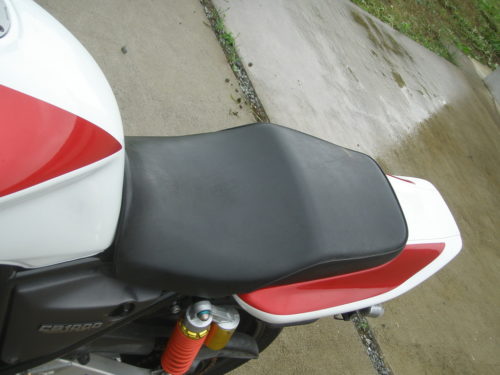 Широкое и плоское сидения мотоцикла Honda CB 1000 дорожного типа