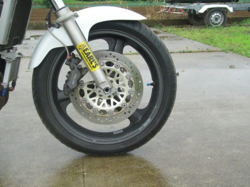 Переднее колесо мотоцикла Honda CB 1000 с гидравлическим тормозом