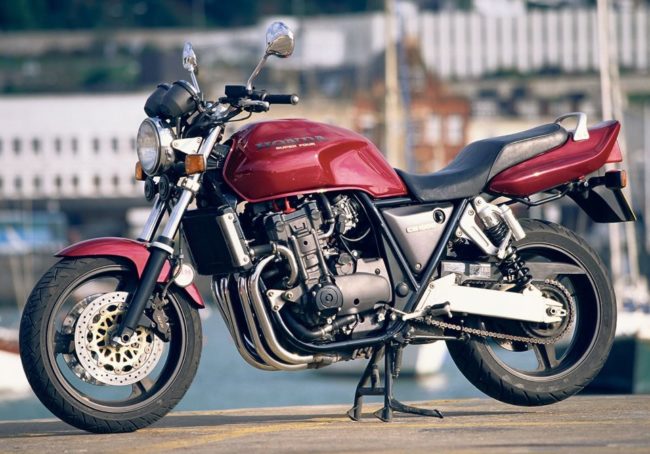 Классическая модель японского мотоцикла Honda CB 1000 вишневого цвета