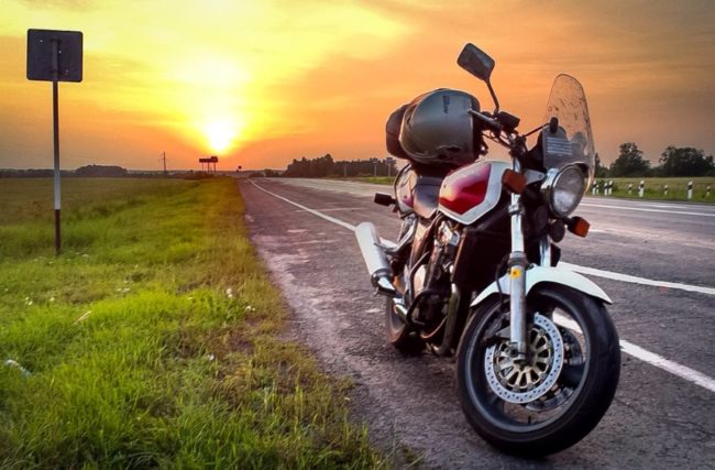 Фото легендарного мотоцикла Honda CB 1000 на фоне заката солнца