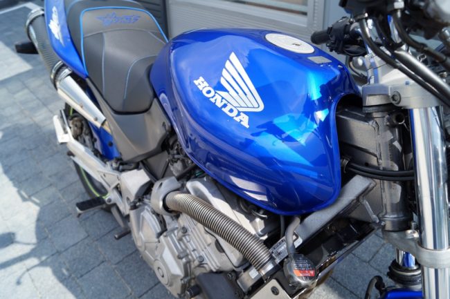 Топливный бак синего цвета на мотоцикле дорожного класса Honda CB600