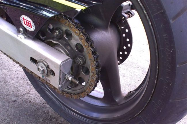 Узел крепления заднего колеса на алюминиевом маятнике мотоцикла Honda CB600