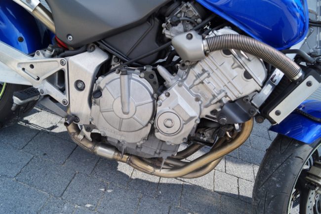 Двигатель спортивного типа на мотоцикле Honda CB600 с жидкостным охлаждением