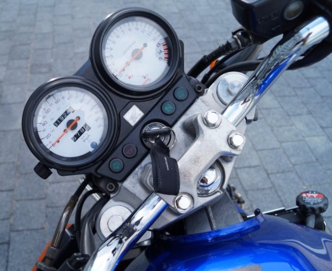 Круглые циферблаты на панели приборов дорожного байка Honda CB600