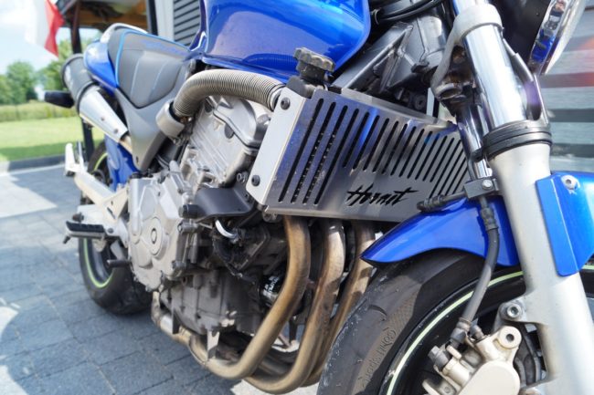 Радиатор системы охлаждения на мотоцикле японского производства Honda CB600 