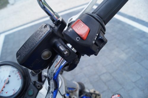 Красная кнопка остановки двигателя на руле байка Honda CB600