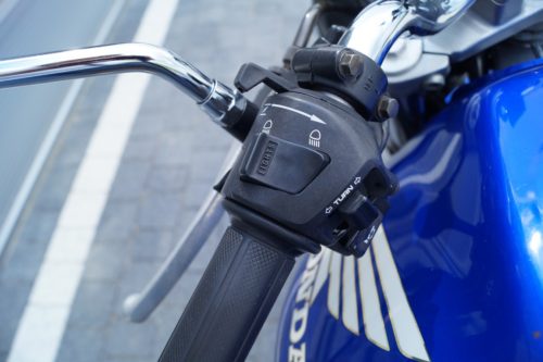 Переключатель ближнего и дальнего света на рулевой рукоятке мотоцикла Honda CB600