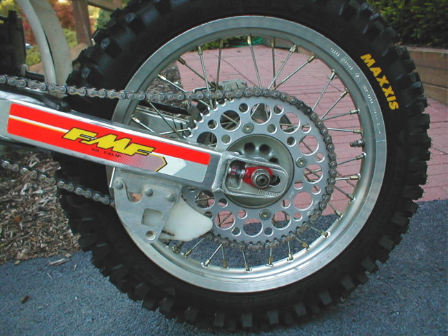 Заднее колесо байка Honda CR85 на облегченном алюминиевом маятнике