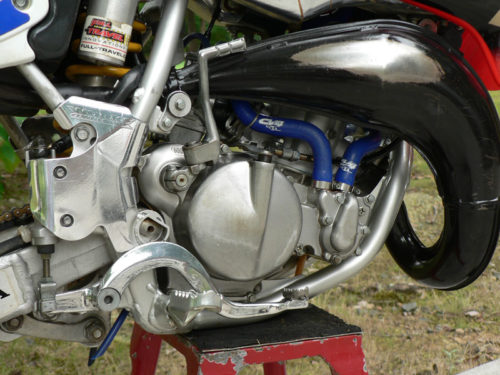 Вид со стороны тормозной лапки на двигатель мотоцикла Honda CR85