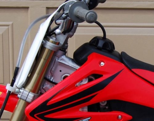 Сварной шов на стальной раме кроссового байка Honda CR85