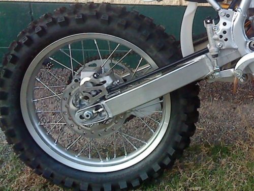 Задние колесо с дисковым тормозом на кроссовом байке Honda CR85