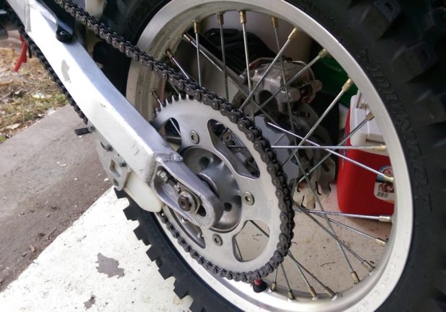 Роликовая цепь на заднем колесе спортивного мотоцикла Honda CR85
