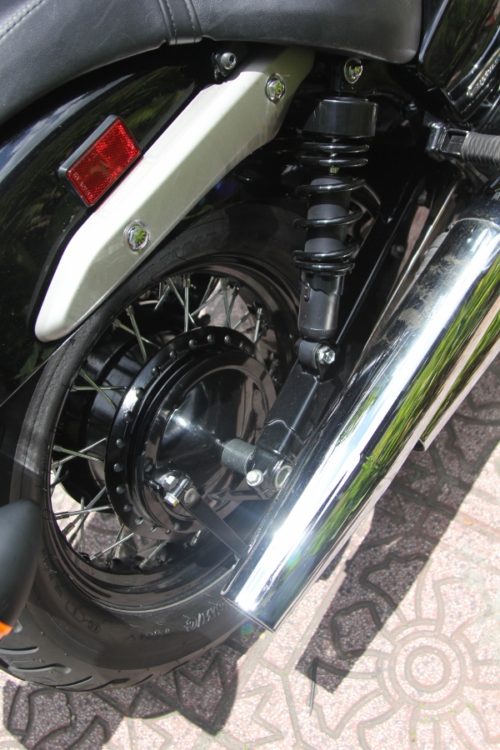 Амортизатор задней подвески на круизере Honda Shadow 750 с хромированным глушителем