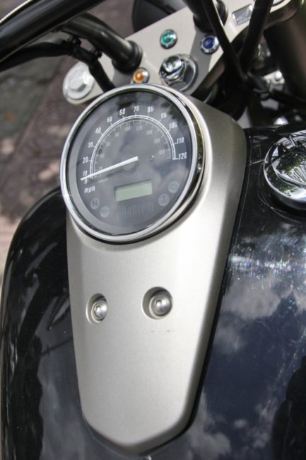 Приборная панель на бензобаке мотоцикла Honda Shadow 750 японского производства