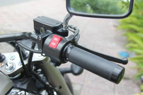 Красная кнопка выключения двигателя на рулевой рукоятке круизера Honda Shadow 750