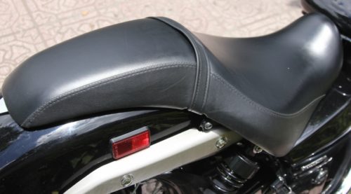Удобное сидение с кожаной обивкой на байке Honda Shadow 750