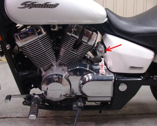 Месторасположение замка зажигания на мотоцикле Honda Shadow 750