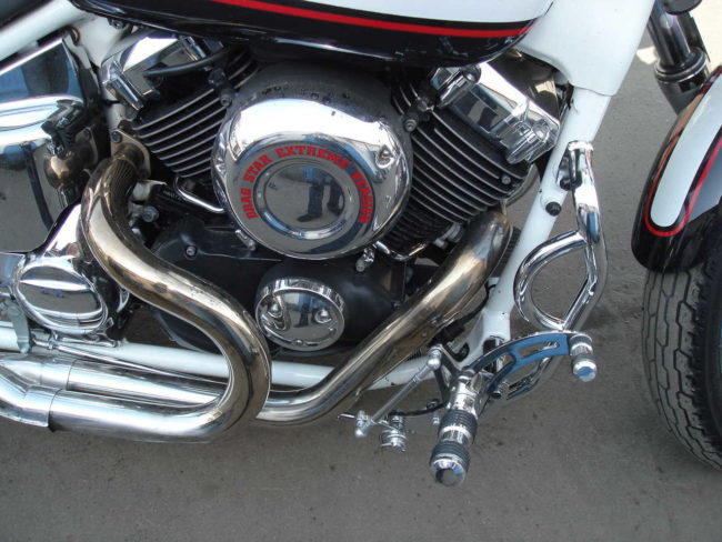 Хромированные ребра цилиндров на двигателе мотоцикла Yamaha Drag Star 400