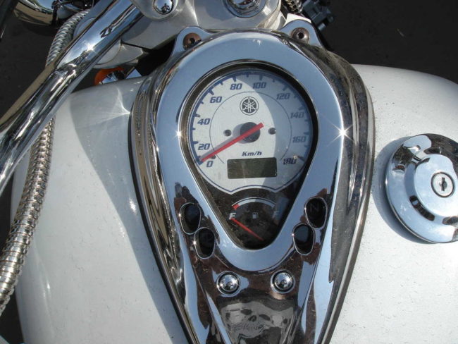 Хромированная окантовка приборной панели на топливном баке байка Yamaha Drag Star 400