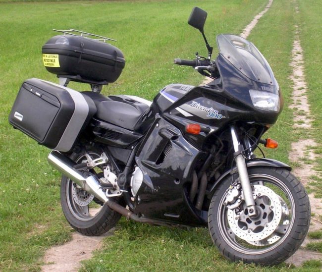 Пластиковые обтекатели на двигателе мотоцикла Yamaha XJ 900 S Diversion