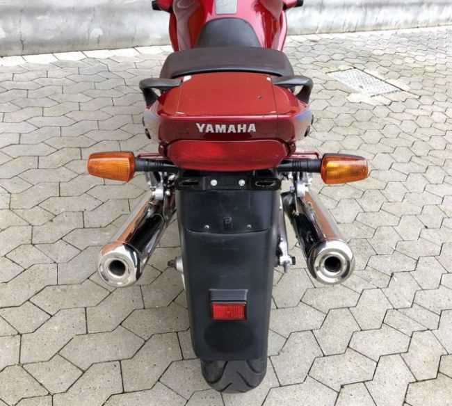 Задний фонарь узкой формы на мотоцикле Yamaha XJ 900 S Diversion малинового цвета