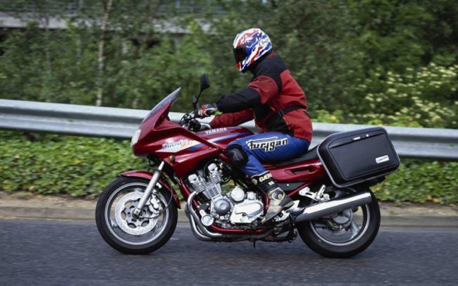 Удобная посадка мотоциклиста на дорожном байке Yamaha XJ 900 S Diversion