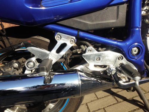 Стальная рама синего цвета в районе крепления глушителя на байке Yamaha XJ 900 S Diversion