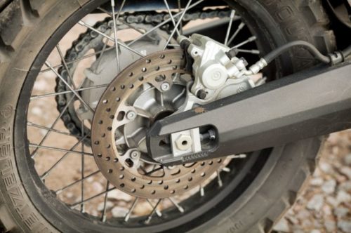 Тормозной диск на заднем колесе мотоцикла Yamaha XT660Z Tenere