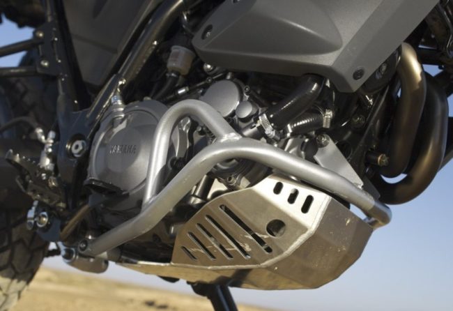 Металлический защитный кожух на двигателе байка Yamaha XT660Z Tenere