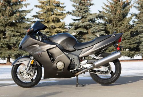 Вид сбоку спортивного мотоцикла Honda CBR1100xx Blackbird