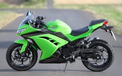 Зеленая окраска спортивного мотоцикла Kawasaki Ninja- 00