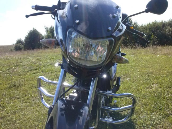 Фара неправильной формы на мотоцикле Baltmotors S1 с защитными дугами