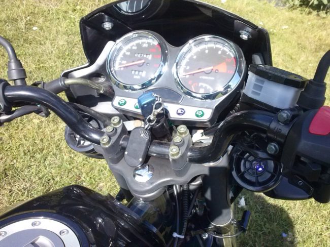 Круглые шкалы тахометра и спидометра на панели приборов мотоцикла Baltmotors S1