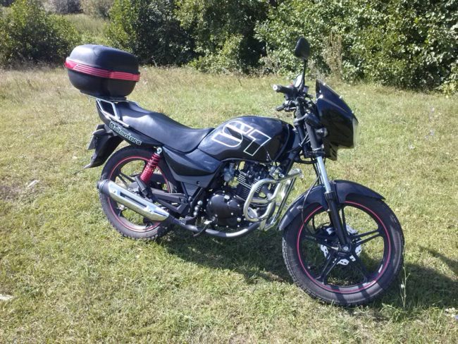 Вид сбоку черного мотоцикла Baltmotors S1 дорожного типа