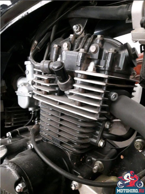 Двигатель мотоцикла Baltmotors S1 вблизи где свеча