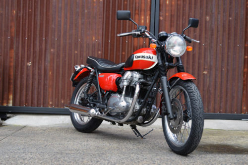 Вид спереди мотоцикла Kawasaki W400 с большой фарой круглой формы