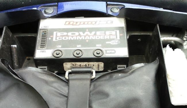 Отсек багажника под пассажирским сидением спорт-байка Suzuki Hayabusa GSX1300R