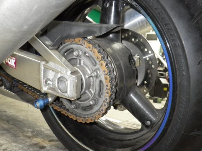 Заднее колесо на алюминиевом маятнике мотоцикла Suzuki Hayabusa GSX1300R