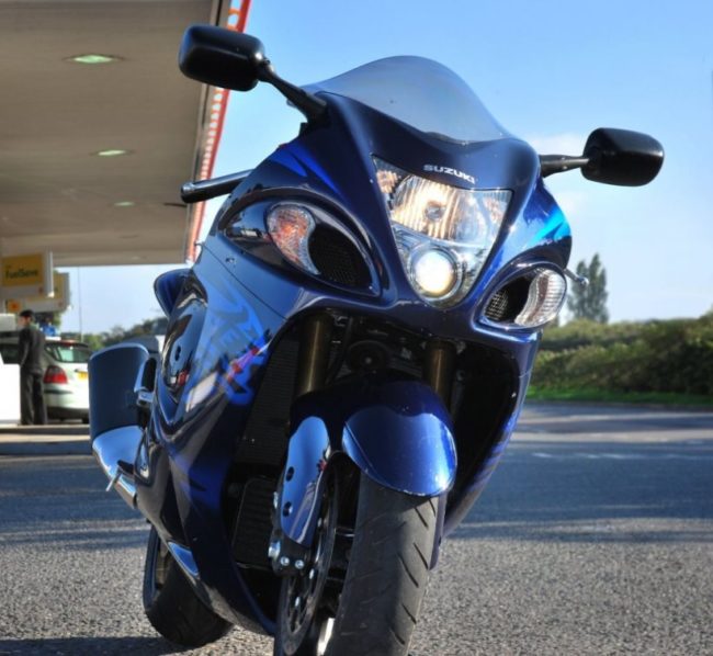 Фара головного света в переднем обтекателе мотоцикла Suzuki Hayabusa GSX1300R синего цвета