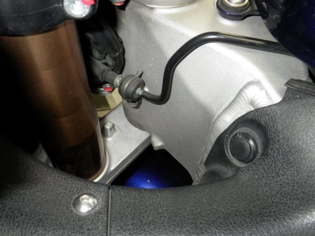Трубка гидравлической системы тормозов на раме байка Suzuki Hayabusa GSX1300R