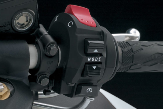 Кнопки переключения режимов работы зажигания на рукоятке мотоцикла Suzuki Hayabusa GSX1300R